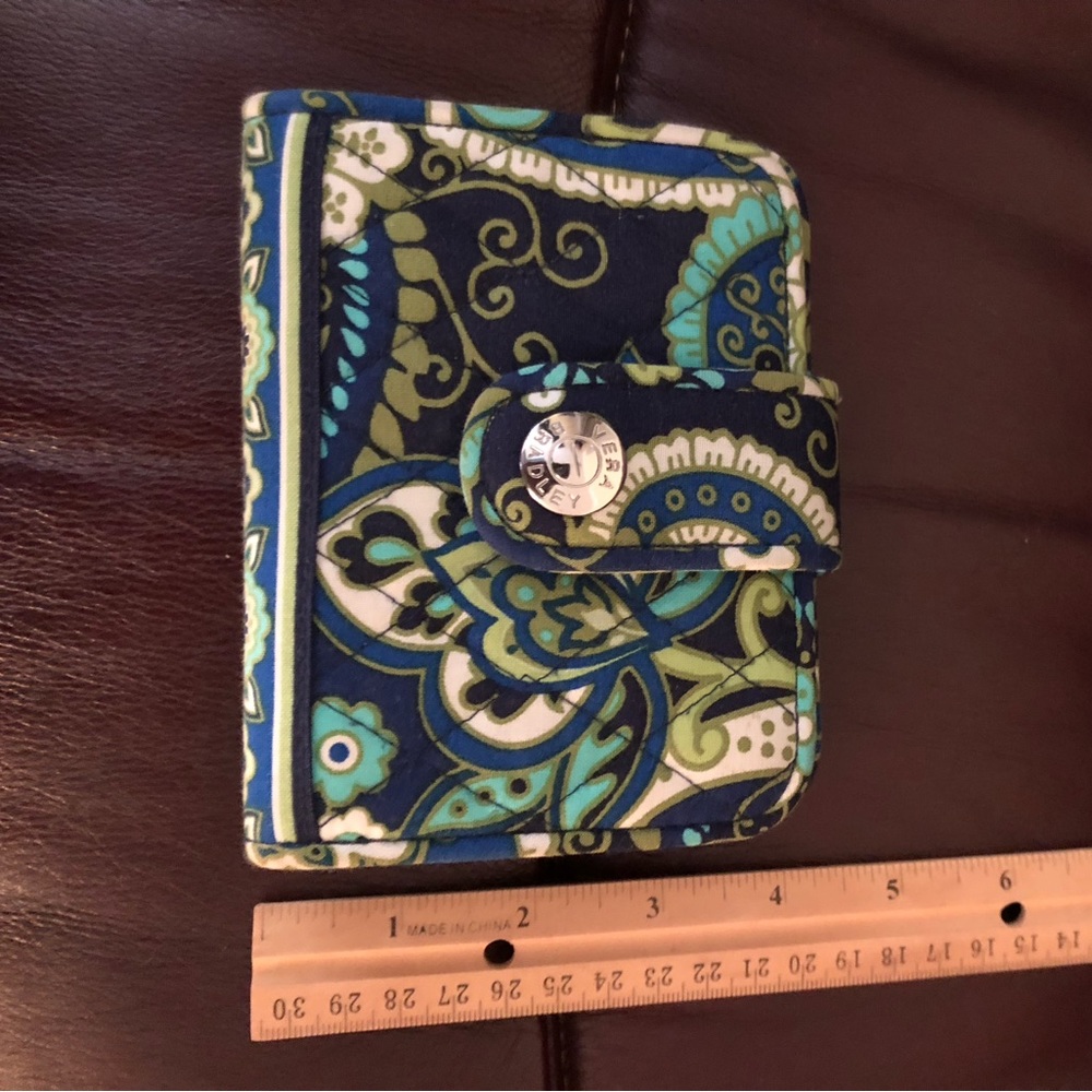 Vera Bradley Snappy Bi-Fold Wallet Paisley Rhythm & Blues 12001-113. NWOT